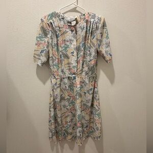 90’s Christina Grant floral dress
Size 8- 18.5 inch bust and 36 inch length